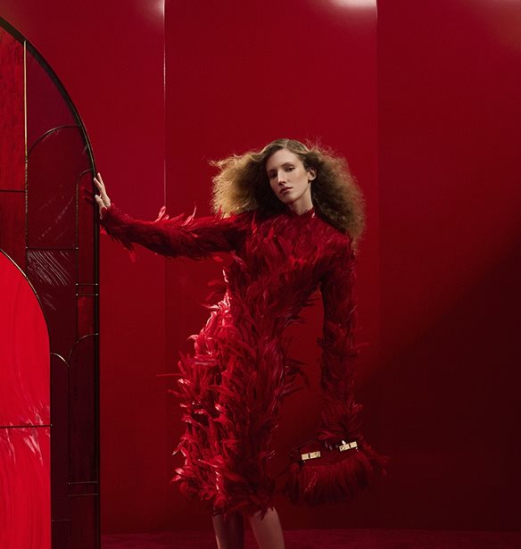 &quot;Touch of Light&quot; | &#x397; Kalogirou &#x3C0;&#x3B1;&#x3C1;&#x3BF;&#x3C5;&#x3C3;&#x3B9;&#x3AC;&#x3B6;&#x3B5;&#x3B9; &#x3C4;&#x3B7; Holiday Campaign &#x3B3;&#x3B9;&#x3B1; &#x3C4;&#x3BF; 2025