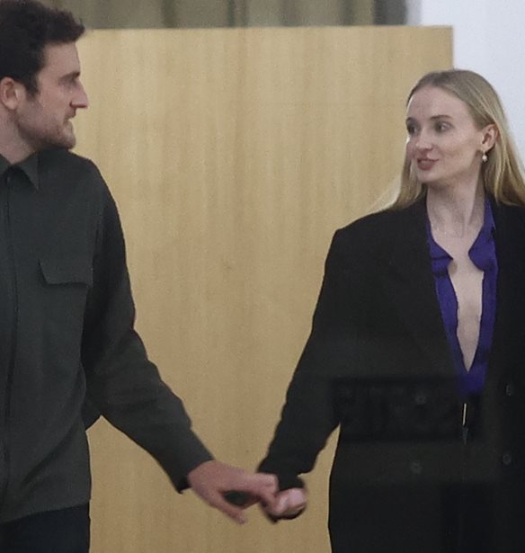 Sophie Turner &amp; Peregrine Pearson | &#x39D;&#x3AD;&#x3B1; &#x3C1;&#x3BF;&#x3BC;&#x3B1;&#x3BD;&#x3C4;&#x3B9;&#x3BA;&#x3AE; &#x3AD;&#x3BE;&#x3BF;&#x3B4;&#x3BF;&#x3C2; &#x3C3;&#x3C4;&#x3BF; &#x3A0;&#x3B1;&#x3C1;&#x3AF;&#x3C3;&#x3B9;