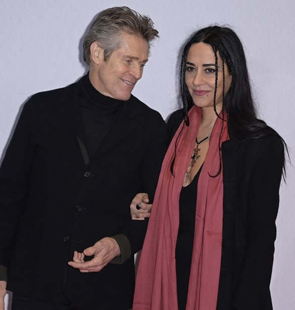 O Willem Dafoe &#x3B5;&#x3AF;&#x3BD;&#x3B1;&#x3B9; &#x3C0;&#x3B1;&#x3BD;&#x3C4;&#x3C1;&#x3B5;&#x3BC;&#x3AD;&#x3BD;&#x3BF;&#x3C2; &#x3BC;&#x3B5; &#x3C4;&#x3B7; Giada Colagrande &#x3B5;&#x3B4;&#x3CE; &#x3BA;&#x3B1;&#x3B9; 20 &#x3C7;&#x3C1;&#x3CC;&#x3BD;&#x3B9;&#x3B1; &#x3BA;&#x3B1;&#x3B9; &#x3B6;&#x3BF;&#x3C5;&#x3BD; &#x3C3;&#x3B5; &#x3BC;&#x3B9;&#x3B1; &#x3C6;&#x3AC;&#x3C1;&#x3BC;&#x3B1; &#x3C3;&#x3C4;&#x3B7;&#x3BD; &#x399;&#x3C4;&#x3B1;&#x3BB;&#x3AF;&#x3B1;