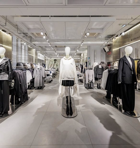 &#x397; Pull&amp;Bear &#x3B5;&#x3C0;&#x3B1;&#x3BD;&#x3B1;&#x3BB;&#x3B5;&#x3B9;&#x3C4;&#x3BF;&#x3C5;&#x3C1;&#x3B3;&#x3B5;&#x3AF; &#x3C4;&#x3BF; flagship &#x3BA;&#x3B1;&#x3C4;&#x3AC;&#x3C3;&#x3C4;&#x3B7;&#x3BC;&#x3AC; &#x3C4;&#x3B7;&#x3C2; &#x3C3;&#x3C4;&#x3B7;&#x3BD; &#x391;&#x3B8;&#x3AE;&#x3BD;&#x3B1;