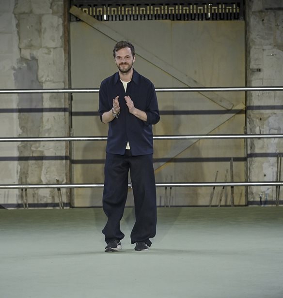 Matthieu Blazy | &#x3A4;&#x3B9; &#x3C0;&#x3B5;&#x3C1;&#x3B9;&#x3BC;&#x3AD;&#x3BD;&#x3BF;&#x3C5;&#x3BC;&#x3B5; &#x3BD;&#x3B1; &#x3B4;&#x3BF;&#x3CD;&#x3BC;&#x3B5; &#x3B1;&#x3C0;&#x3CC; &#x3C4;&#x3BF;&#x3BD; &#x3BD;&#x3AD;&#x3BF; &#x3BA;&#x3B1;&#x3BB;&#x3BB;&#x3B9;&#x3C4;&#x3B5;&#x3C7;&#x3BD;&#x3B9;&#x3BA;&#x3CC; &#x3B4;&#x3B9;&#x3B5;&#x3C5;&#x3B8;&#x3C5;&#x3BD;&#x3C4;&#x3AE; &#x3C4;&#x3BF;&#x3C5; &#x3BF;&#x3AF;&#x3BA;&#x3BF;&#x3C5; Chanel