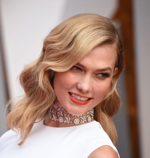 Karlie Kloss: &#x391;&#x3C0;&#x3BF;&#x3BA;&#x3B1;&#x3BB;&#x3CD;&#x3C0;&#x3C4;&#x3B5;&#x3B9; &#x3B3;&#x3B9;&#x3B1;&#x3C4;&#x3AF; &#x3B4;&#x3B5; &#x3BC;&#x3B9;&#x3BB;&#x3AC; &#x3C0;&#x3BF;&#x3C4;&#x3AD; &#x3B3;&#x3B9;&#x3B1; &#x3C4;&#x3B7;&#x3BD; &#x3C0;&#x3C1;&#x3BF;&#x3C3;&#x3C9;&#x3C0;&#x3B9;&#x3BA;&#x3AE; &#x3C4;&#x3B7;&#x3C2; &#x3B6;&#x3C9;&#x3AE;