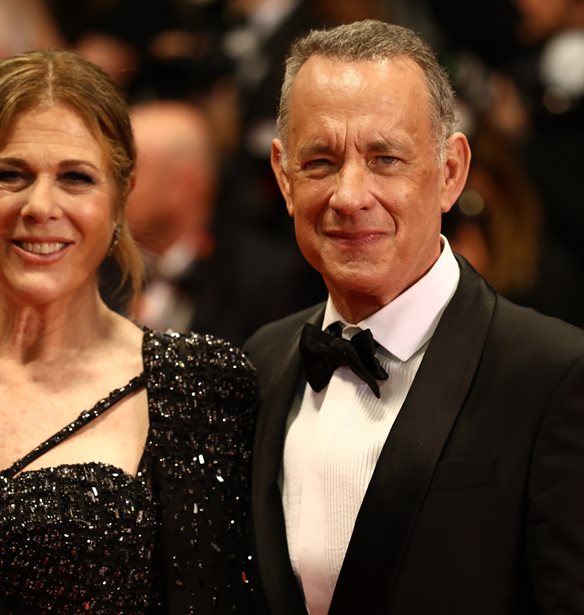 Tom Hanks - Rita Wilson | &#x3A4;&#x3BF; &#x3AD;&#x3BD;&#x3C4;&#x3BF;&#x3BD;&#x3BF; &#x3C0;&#x3B5;&#x3C1;&#x3B9;&#x3C3;&#x3C4;&#x3B1;&#x3C4;&#x3B9;&#x3BA;&#x3CC; &#x3C3;&#x3C4;&#x3BF; &#x3BA;&#x3CC;&#x3BA;&#x3BA;&#x3B9;&#x3BD;&#x3BF; &#x3C7;&#x3B1;&#x3BB;&#x3AF; &#x3C4;&#x3BF;&#x3C5; &#x3A6;&#x3B5;&#x3C3;&#x3C4;&#x3B9;&#x3B2;&#x3AC;&#x3BB; &#x39A;&#x3B1;&#x3BD;&#x3BD;&#x3CE;&#x3BD;