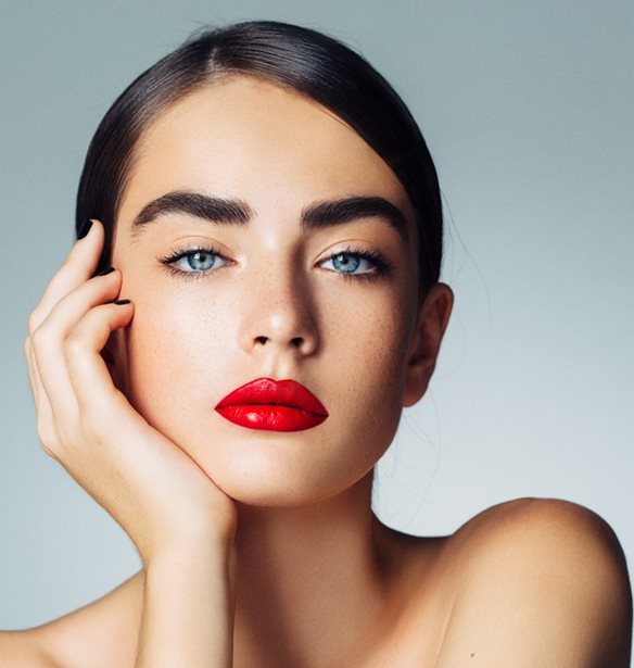 Το viral μέικαπ σε στικ που θα σου λύσει τα χέρια στο μακιγιάζ