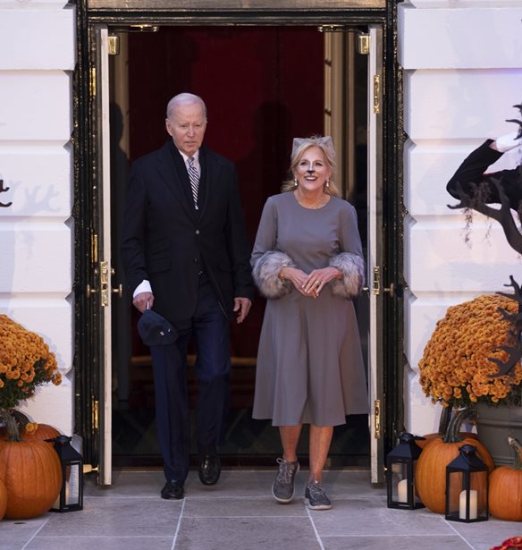 Jill Biden | &#x397; &#x3BC;&#x3B5;&#x3C4;&#x3B1;&#x3BC;&#x3CC;&#x3C1;&#x3C6;&#x3C9;&#x3C3;&#x3AE; &#x3C4;&#x3B7;&#x3C2; &#x3B3;&#x3B9;&#x3B1; &#x3C4;&#x3BF; Halloween &#x3BA;&#x3B1;&#x3B9; &#x3C4;&#x3B1; &#x3B4;&#x3CE;&#x3C1;&#x3B1; &#x3C0;&#x3BF;&#x3C5; &#x3C7;&#x3AC;&#x3C1;&#x3B9;&#x3C3;&#x3B5; &#x3C3;&#x3C4;&#x3BF;&#x3C5;&#x3C2; &#x3BC;&#x3B9;&#x3BA;&#x3C1;&#x3BF;&#x3CD;&#x3C2; &#x3B5;&#x3C0;&#x3B9;&#x3C3;&#x3BA;&#x3AD;&#x3C0;&#x3C4;&#x3B5;&#x3C2; &#x3C4;&#x3BF;&#x3C5; &#x39B;&#x3B5;&#x3C5;&#x3BA;&#x3BF;&#x3CD; &#x39F;&#x3AF;&#x3BA;&#x3BF;&#x3C5;