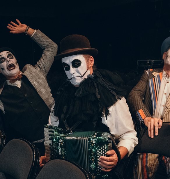 O Martyn Jacques &#x3C4;&#x3C9;&#x3BD; Tiger Lillies &#x3C3;&#x3C4;&#x3B7; Madame Figaro: &quot;&#x38C;&#x3C4;&#x3B1;&#x3BD; &#x3AE;&#x3C1;&#x3B8;&#x3B1;&#x3BC;&#x3B5; &#x3C0;&#x3C1;&#x3CE;&#x3C4;&#x3B7; &#x3C6;&#x3BF;&#x3C1;&#x3AC; &#x3C3;&#x3C4;&#x3B7;&#x3BD; &#x395;&#x3BB;&#x3BB;&#x3AC;&#x3B4;&#x3B1; &#x3BA;&#x3B1;&#x3BD;&#x3B5;&#x3AF;&#x3C2; &#x3B4;&#x3B5;&#x3BD; &#x3B5;&#x3AF;&#x3C7;&#x3B5; &#x3B1;&#x3BA;&#x3BF;&#x3CD;&#x3C3;&#x3B5;&#x3B9; &#x3B3;&#x3B9;&#x3B1; &#x3B5;&#x3BC;&#x3AC;&#x3C2;&quot;