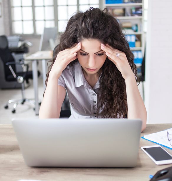 4 καθημερινές συνήθειες που είναι πιθανό να ευθύνονται για τους πονοκεφάλους σου