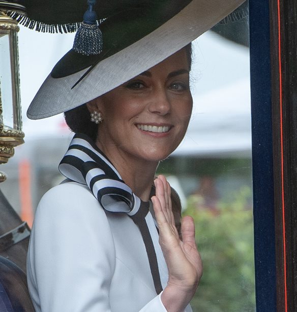 Kate Middleton | &#x3A4;o &#x3BC;&#x3C5;&#x3C3;&#x3C4;&#x3B9;&#x3BA;&#x3CC; &#x3C0;&#x3AF;&#x3C3;&#x3C9; &#x3B1;&#x3C0;&#x3CC; &#x3C4;&#x3BF; &#x3C3;&#x3CD;&#x3BD;&#x3BF;&#x3BB;&#x3BF; &#x3C0;&#x3BF;&#x3C5; &#x3B5;&#x3C0;&#x3AD;&#x3BB;&#x3B5;&#x3BE;&#x3B5; &#x3C3;&#x3C4;&#x3BF; Trooping the Colour