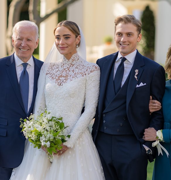 Joe Biden | &#x397; &#x3C4;&#x3C1;&#x3C5;&#x3C6;&#x3B5;&#x3C1;&#x3AE; &#x3C3;&#x3C4;&#x3B9;&#x3B3;&#x3BC;&#x3AE; &#x3C0;&#x3BF;&#x3C5; &#x3BC;&#x3BF;&#x3B9;&#x3C1;&#x3AC;&#x3C3;&#x3C4;&#x3B7;&#x3BA;&#x3B5; &#x3BC;&#x3B5; &#x3C4;&#x3B7;&#x3BD; &#x3B5;&#x3B3;&#x3B3;&#x3BF;&#x3BD;&#x3AE; &#x3C4;&#x3BF;&#x3C5;, Naomi, &#x3C3;&#x3C4;&#x3BF;&#x3BD; &#x3B3;&#x3AC;&#x3BC;&#x3BF; &#x3C4;&#x3B7;&#x3C2;