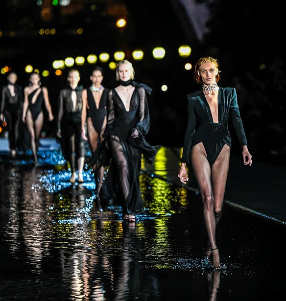 Long live Yves: Ο Anthony Vaccarello παρουσίασε την πιο ωραία του συλλογή μέχρι σήμερα