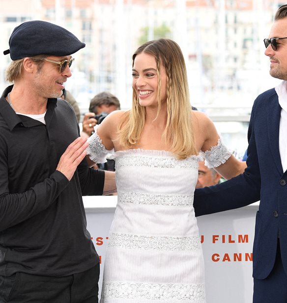 &#x3A4;&#x3BF; &#x3B5;&#x3C0;&#x3B9;&#x3BA;&#x3CC; photobomb &#x3C4;&#x3BF;&#x3C5; Brad Pitt &#x3C3;&#x3C4;&#x3B7; Margot Robbie