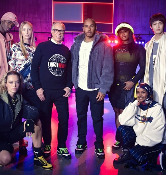 Ο Tommy Hilfiger ταξίδεψε αυτή τη σεζόν στο Λονδίνο και παρουσίασε ένα φαντασμαγορικό show