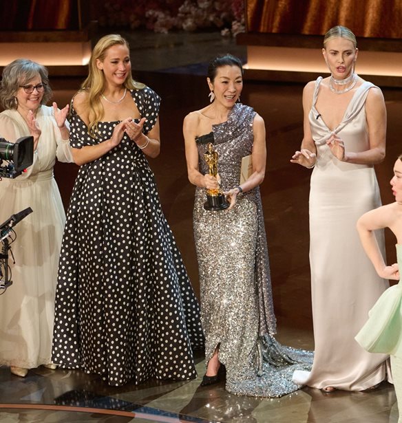 Jennifer Lawrence | &#x39F; &#x3C4;&#x3C1;&#x3C5;&#x3C6;&#x3B5;&#x3C1;&#x3CC;&#x3C2; &#x3BB;&#x3CC;&#x3B3;&#x3BF;&#x3C2; &#x3C0;&#x3BF;&#x3C5; &#x3C0;&#x3B1;&#x3C1;&#x3AD;&#x3B4;&#x3C9;&#x3C3;&#x3B5; &#x3B5;&#x3BA;&#x3B5;&#x3AF;&#x3BD;&#x3B7; &#x3C4;&#x3BF; &#x38C;&#x3C3;&#x3BA;&#x3B1;&#x3C1; &#x3C3;&#x3C4;&#x3B7;&#x3BD; Emma Stone