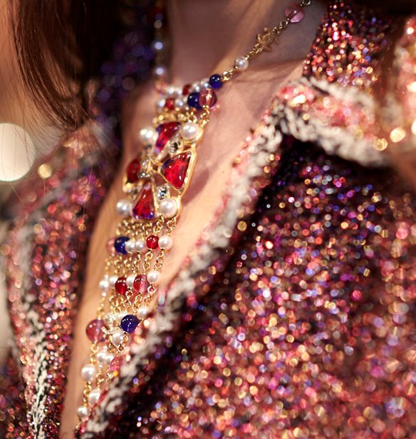 Τα αξεσουάρ που είδαμε στο Chanel Métiers d’art show δίνουν την απόλυτη γιορτινή έμπνευση