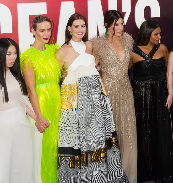 Ocean&#x27;s 8: &#x397; Sandra Bullock &#x3B1;&#x3C0;&#x3BF;&#x3BA;&#x3B1;&#x3BB;&#x3CD;&#x3C0;&#x3C4;&#x3B5;&#x3B9; &#x3C0;&#x3BF;&#x3B9;&#x3AD;&#x3C2; &#x3B5;&#x3AF;&#x3BD;&#x3B1;&#x3B9; &#x3BF;&#x3B9; &#x3C3;&#x3C7;&#x3AD;&#x3C3;&#x3B5;&#x3B9;&#x3C2; &#x3B1;&#x3BD;&#x3AC;&#x3BC;&#x3B5;&#x3C3;&#x3B1; &#x3C3;&#x3C4;&#x3B9;&#x3C2; &#x3C0;&#x3C1;&#x3C9;&#x3C4;&#x3B1;&#x3B3;&#x3C9;&#x3BD;&#x3AF;&#x3C3;&#x3C4;&#x3C1;&#x3B9;&#x3B5;&#x3C2;