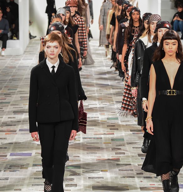 Η Maria Grazia Chiuri συνεχίζει το φεμινιστικό της μανιφέστο μέσα από τις συλλογές του Dior