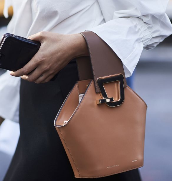 Τα αγαπημένα μας fashion girls κρατούν τώρα αυτή την τσάντα