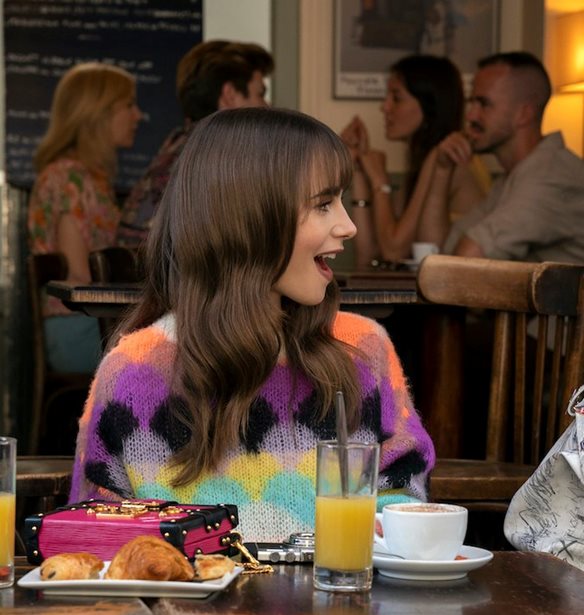 Emily in Paris | &#x397; &#x3BB;&#x3B1;&#x3BC;&#x3C0;&#x3B5;&#x3C1;&#x3AE; &#x3C0;&#x3B1;&#x3B3;&#x3BA;&#x3CC;&#x3C3;&#x3BC;&#x3B9;&#x3B1; &#x3C0;&#x3C1;&#x3B5;&#x3BC;&#x3B9;&#x3AD;&#x3C1;&#x3B1; &#x3C3;&#x3C4;&#x3BF; &#x3A0;&#x3B1;&#x3C1;&#x3AF;&#x3C3;&#x3B9;, &#x3C4;&#x3B1; &#x3B5;&#x3BD;&#x3C4;&#x3C5;&#x3C0;&#x3C9;&#x3C3;&#x3B9;&#x3B1;&#x3BA;&#x3AC; outfits &#x3BA;&#x3B1;&#x3B9; &#x3C4;&#x3B1; spoiler &#x3C4;&#x3BF;&#x3C5; 3&#x3BF;&#x3C5; &#x3BA;&#x3CD;&#x3BA;&#x3BB;&#x3BF;&#x3C5;