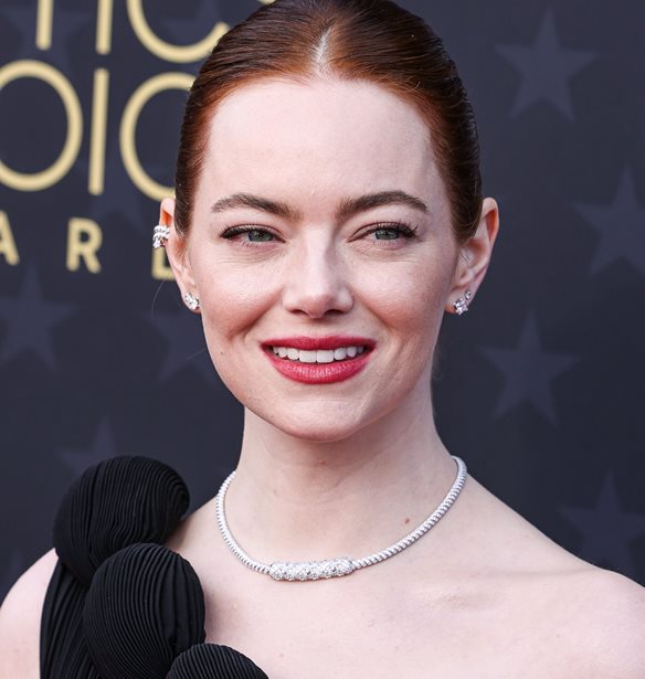 Emma Stone | &#x3A0;&#x3BF;&#x3C5;&#x3BB;&#x3AC;&#x3B5;&#x3B9; &#x3C4;&#x3BF; &#x3C3;&#x3C0;&#x3AF;&#x3C4;&#x3B9; &#x3C4;&#x3B7;&#x3C2; &#x3C3;&#x3C4;&#x3BF; &#x39B;&#x3BF;&#x3C2; &#x386;&#x3BD;&#x3C4;&#x3B6;&#x3B5;&#x3BB;&#x3B5;&#x3C2; &#x3B3;&#x3B9;&#x3B1; 4 &#x3B5;&#x3BA;&#x3B1;&#x3C4;&#x3BF;&#x3BC;&#x3BC;&#x3CD;&#x3C1;&#x3B9;&#x3B1; &#x3B4;&#x3BF;&#x3BB;&#x3AC;&#x3C1;&#x3B9;&#x3B1;