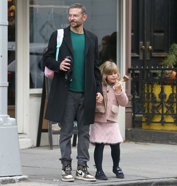 Bradley Cooper | H &#x3AD;&#x3BE;&#x3BF;&#x3B4;&#x3BF;&#x3C2; &#x3BC;&#x3B5; &#x3C4;&#x3B7;&#x3BD; Irina Shayk &#x3BC;&#x3B5;&#x3C4;&#x3AC; &#x3C4;&#x3B1; &#x3B4;&#x3B7;&#x3BC;&#x3BF;&#x3C3;&#x3B9;&#x3B5;&#x3CD;&#x3BC;&#x3B1;&#x3C4;&#x3B1; &#x3B3;&#x3B9;&#x3B1; &#x3C4;&#x3B7; &#x3C3;&#x3C7;&#x3AD;&#x3C3;&#x3B7; &#x3C4;&#x3BF;&#x3C5; &#x3BC;&#x3B5; &#x3C4;&#x3B7;&#x3BD; Gigi Hadid