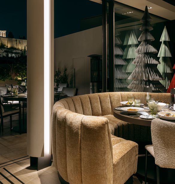 Στο πιο "μυστικό" rooftop της Αθήνας το ρεβεγιόν Χριστουγέννων έχει elevé γεύση και απρόσκοπτη θέα στον Ιερό Βράχο