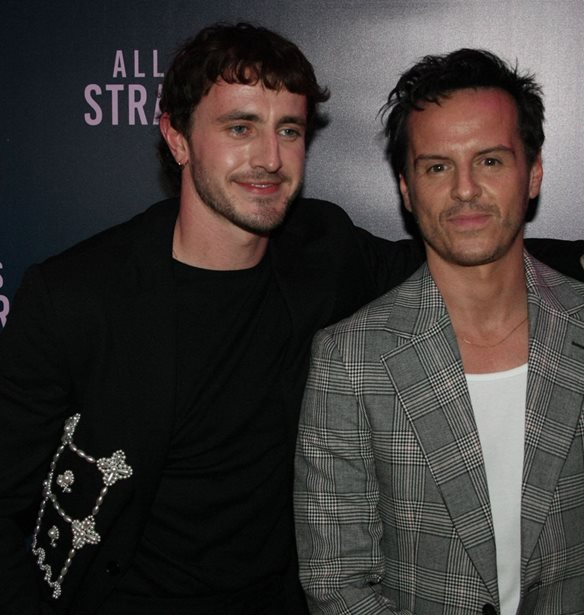 Andrew Scott | &#x397; &#x3C3;&#x3C5;&#x3BC;&#x3B2;&#x3BF;&#x3C5;&#x3BB;&#x3AE; &#x3C0;&#x3BF;&#x3C5; &#x3AD;&#x3B4;&#x3C9;&#x3C3;&#x3B5; &#x3C3;&#x3C4;&#x3BF;&#x3BD; Paul Mescal &#x3B3;&#x3B9;&#x3B1; &#x3C4;&#x3B9;&#x3C2; &#x3C0;&#x3CC;&#x3B6;&#x3B5;&#x3C2; &#x3C4;&#x3BF;&#x3C5; &#x3C3;&#x3C4;&#x3BF; &#x3BA;&#x3CC;&#x3BA;&#x3BA;&#x3B9;&#x3BD;&#x3BF; &#x3C7;&#x3B1;&#x3BB;&#x3AF;