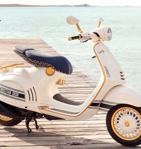 O Christian Dior &#x3C3;&#x3C5;&#x3BD;&#x3B5;&#x3C1;&#x3B3;&#x3AC;&#x3B6;&#x3B5;&#x3C4;&#x3B1;&#x3B9; &#x3BC;&#x3B5; &#x3C4;&#x3B7; Vespa