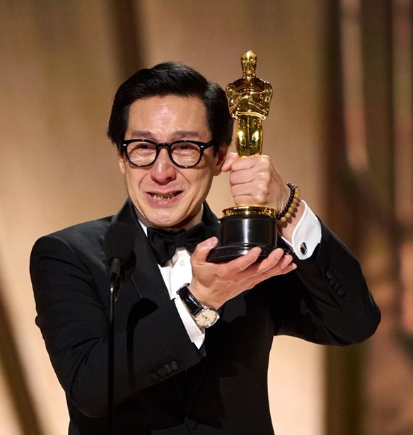 &quot;&#x39C;&#x3B1;&#x3BC;&#x3AC;, &#x3BA;&#x3AD;&#x3C1;&#x3B4;&#x3B9;&#x3C3;&#x3B1;&quot; | &#x39F; Ke Huy Quan &#x3B1;&#x3C0;&#x3CC; &#x3C4;&#x3BF;&#x3BD; &#x3BA;&#x3B1;&#x3C4;&#x3B1;&#x3C5;&#x3BB;&#x3B9;&#x3C3;&#x3BC;&#x3CC; &#x3C0;&#x3C1;&#x3BF;&#x3C3;&#x3C6;&#x3CD;&#x3B3;&#x3C9;&#x3BD;, &#x3BD;&#x3B9;&#x3BA;&#x3B7;&#x3C4;&#x3AE;&#x3C2; &#x3C3;&#x3C4;&#x3B7; &#x3C3;&#x3BA;&#x3B7;&#x3BD;&#x3AE; &#x3C4;&#x3C9;&#x3BD; Oscars