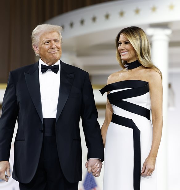&#x397; Melania Trump &#x3BC;&#x3B5; strapless &#x3BC;&#x3B1;&#x3BA;&#x3C1;&#x3CD; &#x3C6;&#x3CC;&#x3C1;&#x3B5;&#x3BC;&#x3B1; &#x3C3;&#x3C4;&#x3BF; Inauguration Night Ball