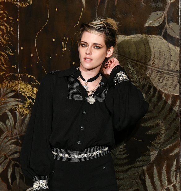 &#x397; Kristen Stewart &#x3C6;&#x3CC;&#x3C1;&#x3B5;&#x3C3;&#x3B5; &#x3C4;&#x3BF; &#x3C4;&#x3B1;&#x3B3;&#x3B9;&#x3AD;&#x3C1; &#x3C4;&#x3B7;&#x3C2; Chanel &#x3BC;&#x3B5; &#x3C4;&#x3BF;&#x3BD; &#x3C0;&#x3B9;&#x3BF; sexy &#x3C4;&#x3C1;&#x3CC;&#x3C0;&#x3BF;