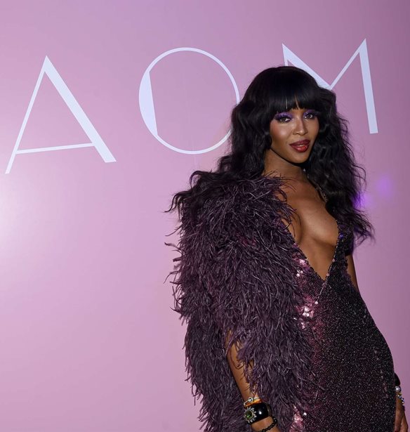 Naomi Campbell, &#x3B7; &#x3BC;&#x3B1;&#x3CD;&#x3C1;&#x3B7; &#x3B3;&#x3B1;&#x3B6;&#x3AD;&#x3BB;&#x3B1;