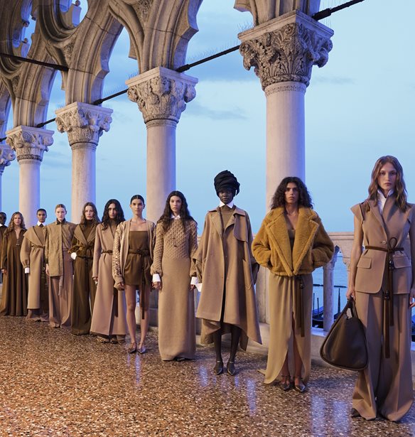 H Max Mara &#x3B8;&#x3B1; &#x3C0;&#x3B1;&#x3C1;&#x3BF;&#x3C5;&#x3C3;&#x3B9;&#x3AC;&#x3C3;&#x3B5;&#x3B9; &#x3C4;&#x3B7; Resort 2026 &#x3C3;&#x3C5;&#x3BB;&#x3BB;&#x3BF;&#x3B3;&#x3AE; &#x3C4;&#x3B7;&#x3C2; &#x3C3;&#x3C4;&#x3B7; &#x39D;&#x3AC;&#x3C0;&#x3BF;&#x3BB;&#x3B7;