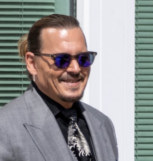 &#x39F; Johnny Depp &#x3C1;&#x3BF;&#x3BA;&#x3AC;&#x3C1;&#x3B5;&#x3B9; &#x3C3;&#x3C4;&#x3B7; &#x3C3;&#x3BA;&#x3B7;&#x3BD;&#x3AE; &#x3BB;&#x3AF;&#x3B3;&#x3B5;&#x3C2; &#x3B7;&#x3BC;&#x3AD;&#x3C1;&#x3B5;&#x3C2; &#x3BC;&#x3B5;&#x3C4;&#x3AC; &#x3C4;&#x3B7; &#x3BB;&#x3AE;&#x3BE;&#x3B7; &#x3C4;&#x3B7;&#x3C2; &#x3B4;&#x3B9;&#x3BA;&#x3B1;&#x3C3;&#x3C4;&#x3B9;&#x3BA;&#x3AE;&#x3C2; &#x3B4;&#x3B9;&#x3B1;&#x3BC;&#x3AC;&#x3C7;&#x3B7;&#x3C2; &#x3BC;&#x3B5; &#x3C4;&#x3B7;&#x3BD; Amber Heard