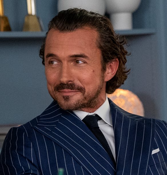 &#x39F; Antoine &#x3C4;&#x3BF;&#x3C5; &quot;Emily in Paris&quot; &#x3B2;&#x3C1;&#x3AF;&#x3C3;&#x3BA;&#x3B5;&#x3C4;&#x3B1;&#x3B9; &#x3C3;&#x3C4;&#x3B7;&#x3BD; &#x3A4;&#x3AE;&#x3BD;&#x3BF; - &#x3A4;&#x3BF; &quot;hot&quot; &#x3C6;&#x3C9;&#x3C4;&#x3BF;&#x3B3;&#x3C1;&#x3B1;&#x3C6;&#x3B9;&#x3BA;&#x3CC; &#x3C5;&#x3BB;&#x3B9;&#x3BA;&#x3CC; &#x3B1;&#x3C0;&#x3CC; &#x3C4;&#x3B9;&#x3C2; &#x3B4;&#x3B9;&#x3B1;&#x3BA;&#x3BF;&#x3C0;&#x3AD;&#x3C2; &#x3C4;&#x3BF;&#x3C5;