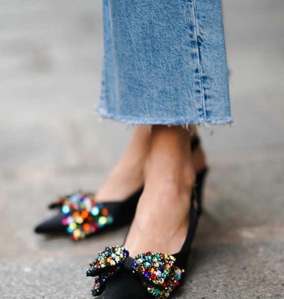 Τα κομψά flat party shoes που συνδυάζουν την άνεση με τη λάμψη για τις γιορτινές εμφανίσεις σου