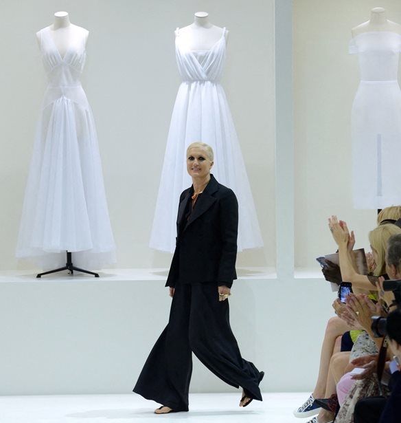 &#x397; Maria Grazia Chiuri &#x3B5;&#x3BC;&#x3C0;&#x3BD;&#x3AD;&#x3B5;&#x3C4;&#x3B1;&#x3B9; &#x3B1;&#x3C0;&#x3CC; &#x3C4;&#x3B7;&#x3BD; &#x3BA;&#x3B1;&#x3BB;&#x3BB;&#x3B9;&#x3C4;&#x3AD;&#x3C7;&#x3BD;&#x3B9;&#x3B4;&#x3B1; Lucia Marcucci &#x3B3;&#x3B9;&#x3B1; &#x3C4;&#x3B7;&#x3BD; SS21 &#x3C3;&#x3C5;&#x3BB;&#x3BB;&#x3BF;&#x3B3;&#x3AE; &#x3C4;&#x3BF;&#x3C5; Dior