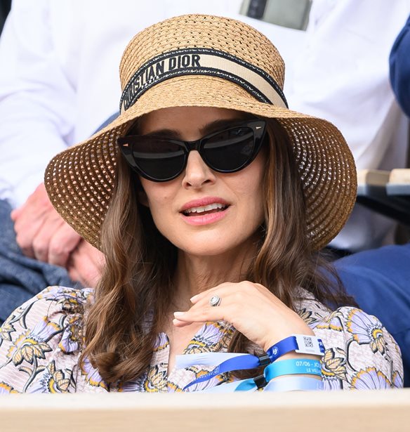 &#x397; Natalie Portman &#x3B5;&#x3C0;&#x3B9;&#x3B4;&#x3B5;&#x3B9;&#x3BA;&#x3BD;&#x3CD;&#x3B5;&#x3B9; &#x3C4;&#x3B7; &#x3B2;&#x3AD;&#x3C1;&#x3B1; &#x3C4;&#x3B7;&#x3C2; &#x3C3;&#x3C4;&#x3B7;&#x3BD; &#x3C0;&#x3C1;&#x3CE;&#x3C4;&#x3B7; &#x3B4;&#x3B7;&#x3BC;&#x3CC;&#x3C3;&#x3B9;&#x3B1; &#x3B5;&#x3BC;&#x3C6;&#x3AC;&#x3BD;&#x3B9;&#x3C3;&#x3AE; &#x3C4;&#x3B7;&#x3C2; &#x3BC;&#x3B5;&#x3C4;&#x3AC; &#x3C4;&#x3B9;&#x3C2; &#x3C6;&#x3AE;&#x3BC;&#x3B5;&#x3C2; &#x3C0;&#x3B5;&#x3C1;&#x3AF; &#x3B1;&#x3C0;&#x3B9;&#x3C3;&#x3C4;&#x3AF;&#x3B1;&#x3C2; &#x3C4;&#x3BF;&#x3C5; &#x3C3;&#x3C5;&#x3B6;&#x3CD;&#x3B3;&#x3BF;&#x3C5; &#x3C4;&#x3B7;&#x3C2;