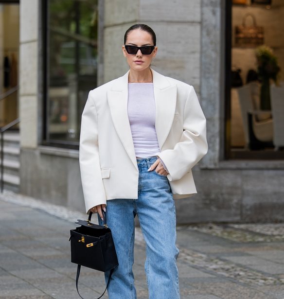 Αυτό είναι το διαχρονικό και chic τζιν παντελόνι που κάθε γυναίκα χρειάζεται στη συλλογή της