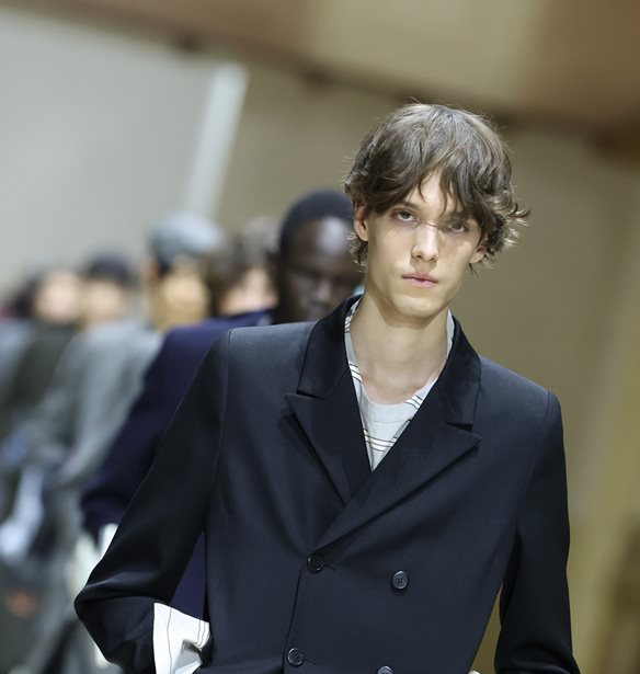 Prada | Γιατί η ανδρική συλλογή που παρουσιάστηκε στο Μιλάνο έχει ξεσηκώσει αντιδράσεις;