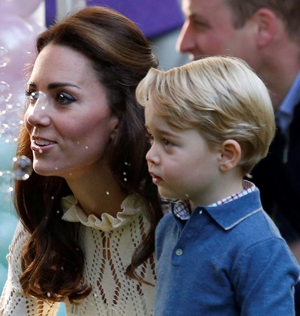 &#x397; Kate Middleton &#x3C6;&#x3C9;&#x3C4;&#x3BF;&#x3B3;&#x3C1;&#x3B1;&#x3C6;&#x3AF;&#x3B6;&#x3B5;&#x3B9; &#x3C4;&#x3BF;&#x3BD; &#x3C0;&#x3C1;&#x3AF;&#x3B3;&#x3BA;&#x3B9;&#x3C0;&#x3B1; George &#x3B3;&#x3B9;&#x3B1; &#x3C4;&#x3B1; &#x3B3;&#x3B5;&#x3BD;&#x3AD;&#x3B8;&#x3BB;&#x3B9;&#x3AC; &#x3C4;&#x3BF;&#x3C5;