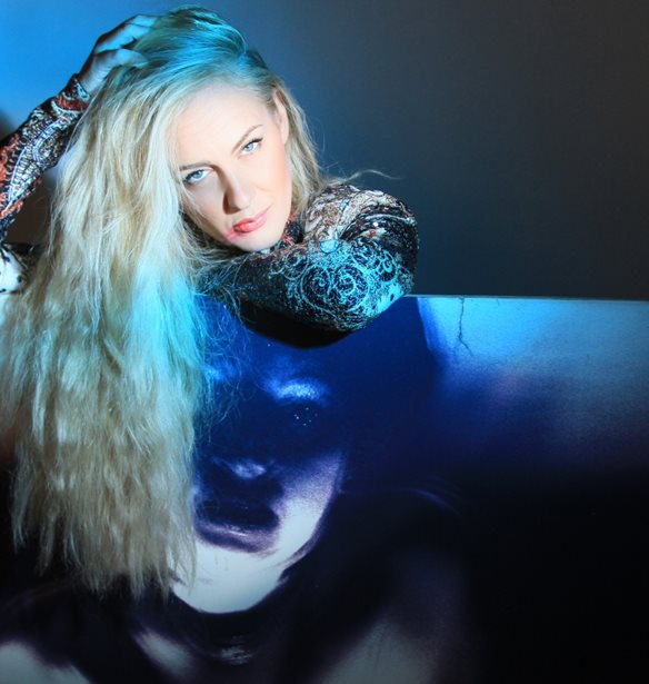 Lia Hide | &#x3A3;&#x3C4;&#x3BF;&#x3BD; &#x3B4;&#x3C1;&#x3CC;&#x3BC;&#x3BF; &#x3B3;&#x3B9;&#x3B1; &#x3C4;&#x3B1; Grammys &#x3B7; &#x395;&#x3BB;&#x3BB;&#x3B7;&#x3BD;&#x3AF;&#x3B4;&#x3B1; &#x3B4;&#x3B7;&#x3BC;&#x3B9;&#x3BF;&#x3C5;&#x3C1;&#x3B3;&#x3CC;&#x3C2;