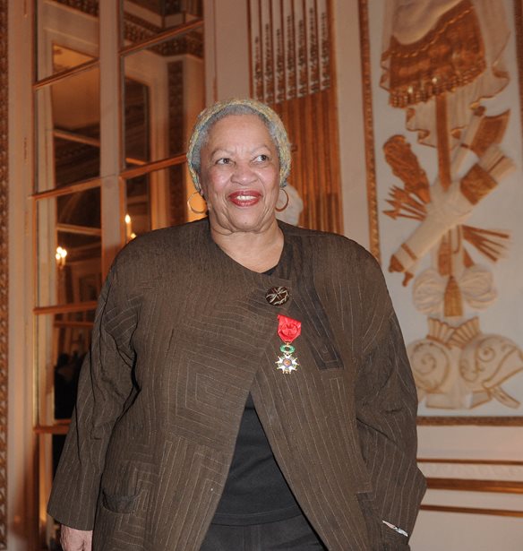 Toni Morrison: &#x388;&#x3C6;&#x3C5;&#x3B3;&#x3B5; &#x3B1;&#x3C0;&#x3CC; &#x3C4;&#x3B7; &#x3B6;&#x3C9;&#x3AE; &#x3B7; &#x3C3;&#x3C0;&#x3BF;&#x3C5;&#x3B4;&#x3B1;&#x3AF;&#x3B1; &#x391;&#x3C6;&#x3C1;&#x3BF;&#x3B1;&#x3BC;&#x3B5;&#x3C1;&#x3B9;&#x3BA;&#x3B1;&#x3BD;&#x3AF;&#x3B4;&#x3B1; &#x3C3;&#x3C5;&#x3B3;&#x3B3;&#x3C1;&#x3B1;&#x3C6;&#x3AD;&#x3B1;&#x3C2;
