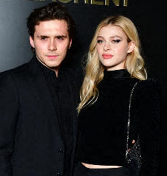 Brooklyn Beckham &#x2013;Nicola Peltz | &#x398;&#x3CD;&#x3BC;&#x3B9;&#x3B6;&#x3B5; &#x3C4;&#x3BF; &#x3B3;&#x3B1;&#x3BC;&#x3AE;&#x3BB;&#x3B9;&#x3BF; look &#x3C4;&#x3BF;&#x3C5;&#x3C2; &#x3C4;&#x3B7;&#x3BD; Victoria &#x3BA;&#x3B1;&#x3B9; &#x3C4;&#x3BF;&#x3BD; David Beckham &#x3C3;&#x3C4;&#x3BF;&#x3BD; &#x3B3;&#x3AC;&#x3BC;&#x3BF; &#x3C4;&#x3BF;&#x3C5;&#x3C2; &#x3C4;&#x3BF; 1999;