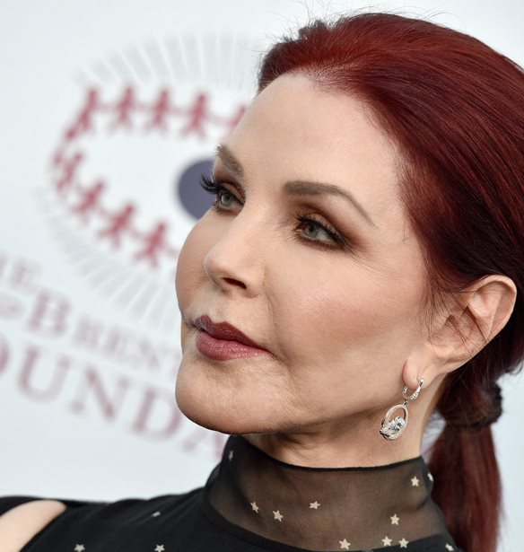 Priscilla Presley | &#x391;&#x3C0;&#x3BF;&#x3C1;&#x3C1;&#x3AF;&#x3C6;&#x3B8;&#x3B7;&#x3BA;&#x3B5; &#x3C4;&#x3BF; &#x3B1;&#x3AF;&#x3C4;&#x3B7;&#x3BC;&#x3AC; &#x3C4;&#x3B7;&#x3C2; &#x3BD;&#x3B1; &#x3C4;&#x3B1;&#x3C6;&#x3B5;&#x3AF; &#x3B4;&#x3AF;&#x3C0;&#x3BB;&#x3B1; &#x3C3;&#x3C4;&#x3BF;&#x3BD; Elvis