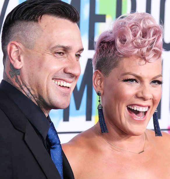 Pink | &#x39F;&#x3B9; &#x3B4;&#x3C5;&#x3C3;&#x3BA;&#x3BF;&#x3BB;&#x3AF;&#x3B5;&#x3C2; &#x3C3;&#x3C4;&#x3BF;&#x3BD; 15&#x3B5;&#x3C4;&#x3AE; &#x3B3;&#x3AC;&#x3BC;&#x3BF; &#x3C4;&#x3B7;&#x3C2; &#x3BC;&#x3B5; &#x3C4;&#x3BF;&#x3BD; Carey Hart &#x3BA;&#x3B1;&#x3B9; &#x3BF; &#x3C3;&#x3CD;&#x3BD;&#x3C4;&#x3BF;&#x3BC;&#x3BF;&#x3C2; &#x3C7;&#x3C9;&#x3C1;&#x3B9;&#x3C3;&#x3BC;&#x3CC;&#x3C2; &#x3C4;&#x3BF;&#x3C5;&#x3C2;
