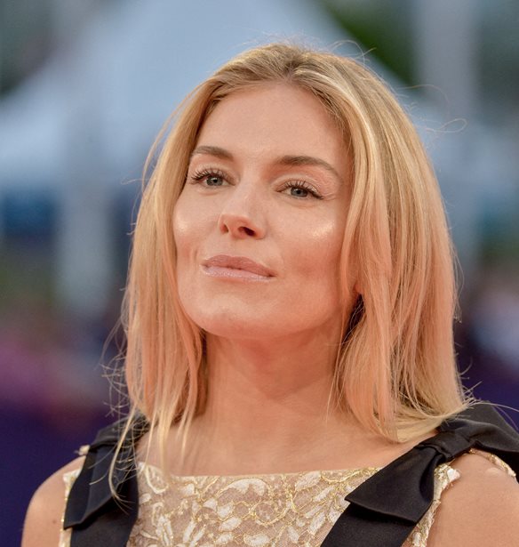 Sienna Miller: H stylish &#x3B5;&#x3BC;&#x3C6;&#x3AC;&#x3BD;&#x3B9;&#x3C3;&#x3B7; &#x3BC;&#x3B1;&#x3B6;&#x3AF; &#x3BC;&#x3B5; &#x3C4;&#x3B7;&#x3BD; &#x3BC;&#x3B7;&#x3C4;&#x3AD;&#x3C1;&#x3B1; &#x3C4;&#x3B7;&#x3C2;