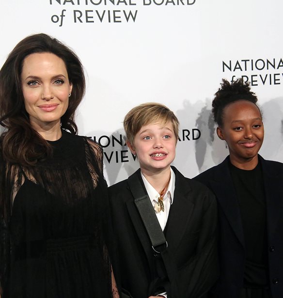 Angelina Jolie | &#x39C;&#x3B1;&#x3B6;&#x3AF; &#x3BC;&#x3B5; &#x3C4;&#x3B9;&#x3C2; &#x3BA;&#x3CC;&#x3C1;&#x3B5;&#x3C2; &#x3C4;&#x3B7;&#x3C2; &#x3C3;&#x3C4;&#x3BF; &#x3BA;&#x3CC;&#x3BA;&#x3BA;&#x3B9;&#x3BD;&#x3BF; &#x3C7;&#x3B1;&#x3BB;&#x3AF;