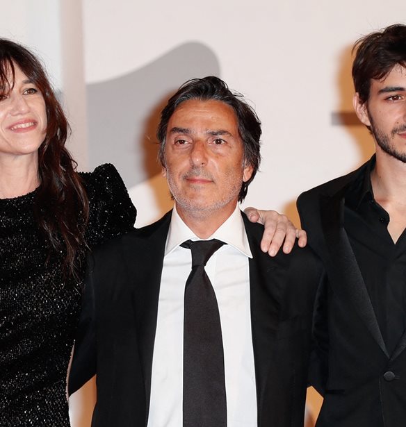 Ben Attal | &#x397; &#x3C0;&#x3C1;&#x3BF;&#x3B2;&#x3BB;&#x3B7;&#x3BC;&#x3B1;&#x3C4;&#x3B9;&#x3BA;&#x3AE; &#x3C3;&#x3C7;&#x3AD;&#x3C3;&#x3B7; &#x3BC;&#x3B5; &#x3C4;&#x3B7; &#x3BC;&#x3B7;&#x3C4;&#x3AD;&#x3C1;&#x3B1; &#x3C4;&#x3BF;&#x3C5;, Charlotte Gainsbourg