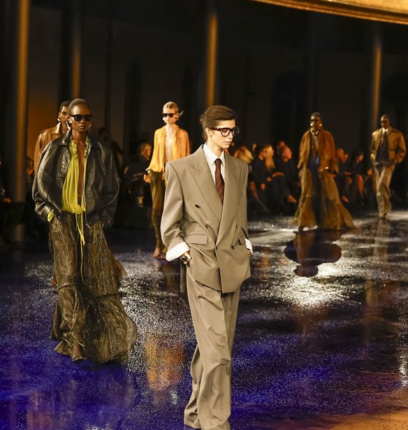&#x39F; Anthony Vaccarello &#x3B1;&#x3C6;&#x3B9;&#x3B5;&#x3C1;&#x3CE;&#x3BD;&#x3B5;&#x3B9; &#x3C4;&#x3B7; &#x3BD;&#x3AD;&#x3B1; SS25 &#x3C3;&#x3C5;&#x3BB;&#x3BB;&#x3BF;&#x3B3;&#x3AE; &#x3C4;&#x3BF;&#x3C5; &#x3C3;&#x3C4;&#x3BF; &#x3C3;&#x3C4;&#x3B9;&#x3BB; &#x3C4;&#x3BF;&#x3C5; Saint Laurent &#x3BA;&#x3B1;&#x3B9; &#x3C4;&#x3B9;&#x3C2; &#x3BC;&#x3BF;&#x3CD;&#x3C3;&#x3B5;&#x3C2; &#x3C4;&#x3BF;&#x3C5;