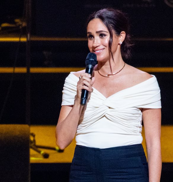 Meghan Markle | &#x397; &#x3B5;&#x3BC;&#x3C6;&#x3AC;&#x3BD;&#x3B9;&#x3C3;&#x3B7; &#x3BC;&#x3B5; T-shirt &#x3C0;&#x3BF;&#x3C5; &#x3C3;&#x3C4;&#x3AD;&#x3BB;&#x3BD;&#x3B5;&#x3B9; &#x3BC;&#x3AE;&#x3BD;&#x3C5;&#x3BC;&#x3B1; &#x3C5;&#x3C0;&#x3BF;&#x3C3;&#x3C4;&#x3AE;&#x3C1;&#x3B9;&#x3BE;&#x3B7;&#x3C2; &#x3C3;&#x3C4;&#x3B9;&#x3C2; &#x3B3;&#x3C5;&#x3BD;&#x3B1;&#x3AF;&#x3BA;&#x3B5;&#x3C2; &#x3C4;&#x3BF;&#x3C5; &#x399;&#x3C1;&#x3AC;&#x3BD;